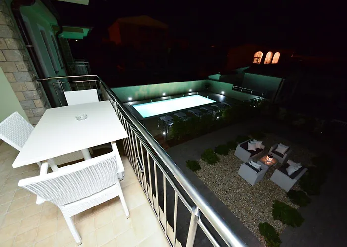 Sunset Deluxe Apartments