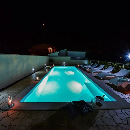 Sunset Deluxe Apartments Vir Exterior photo