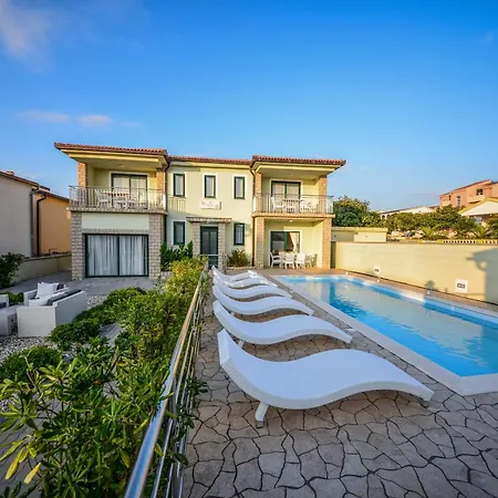 Sunset Deluxe Apartments Vir Exterior photo