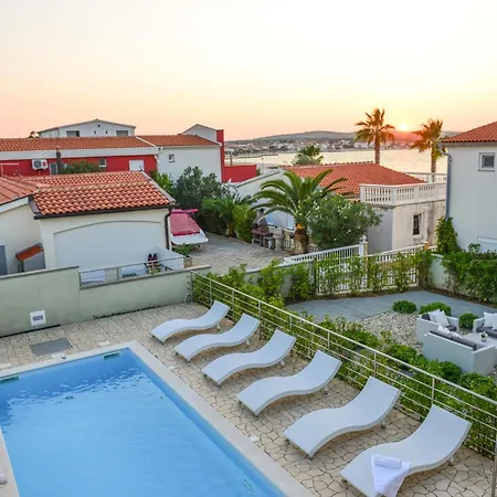 Sunset Deluxe Apartments Vir Exterior photo