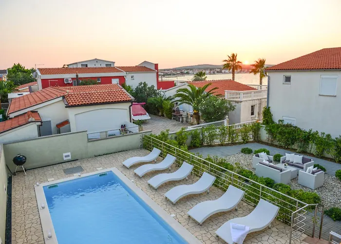 Sunset Deluxe Apartments
